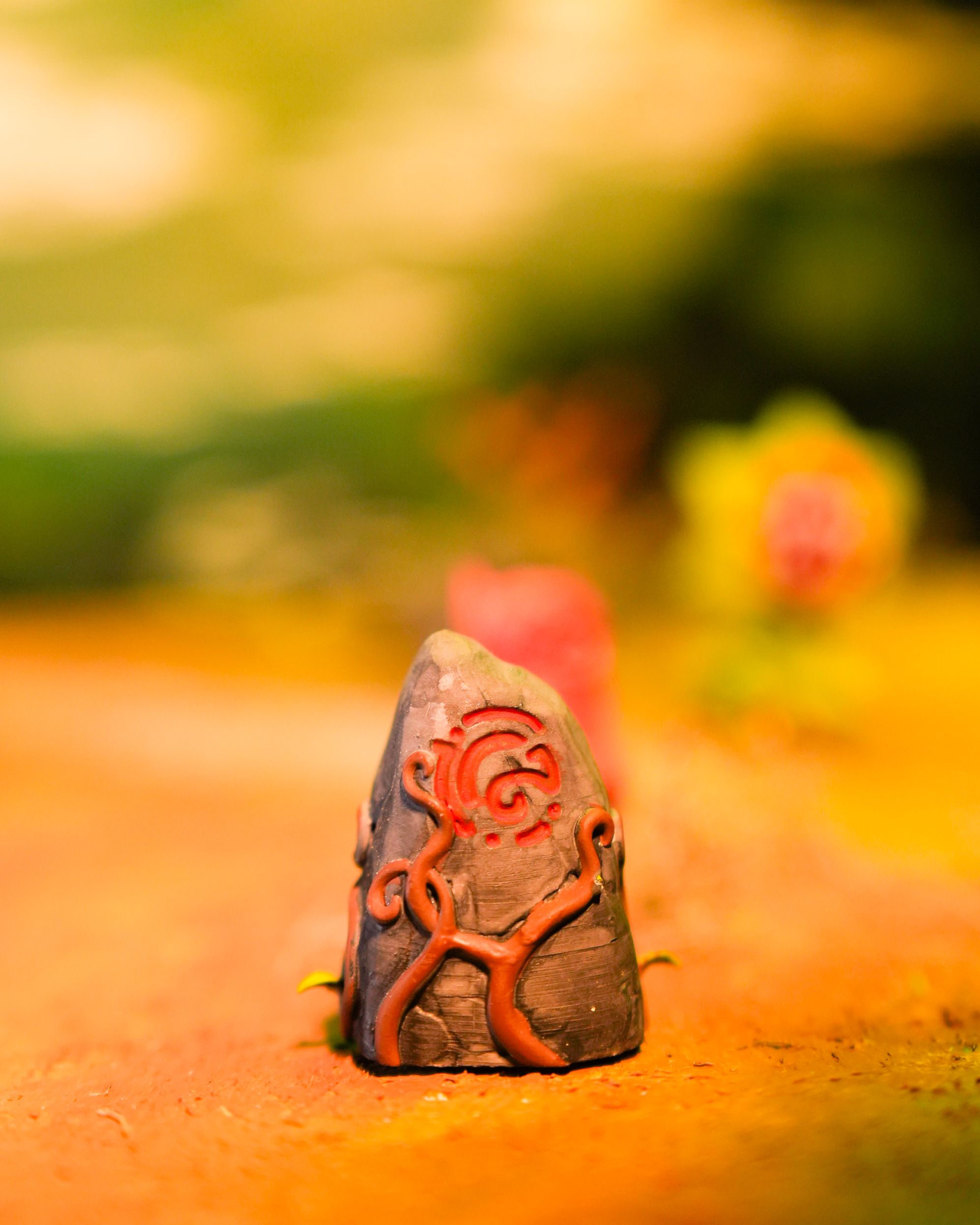 Рунічний камінь у ліанах